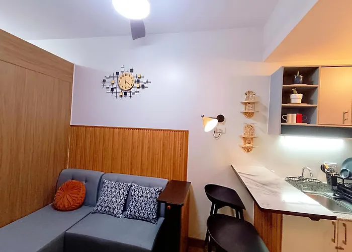Staycation Near Sm Bicutan & Airport With 3 Pools, 50"tv, Smart Projector, Soundbar & Karaoke *