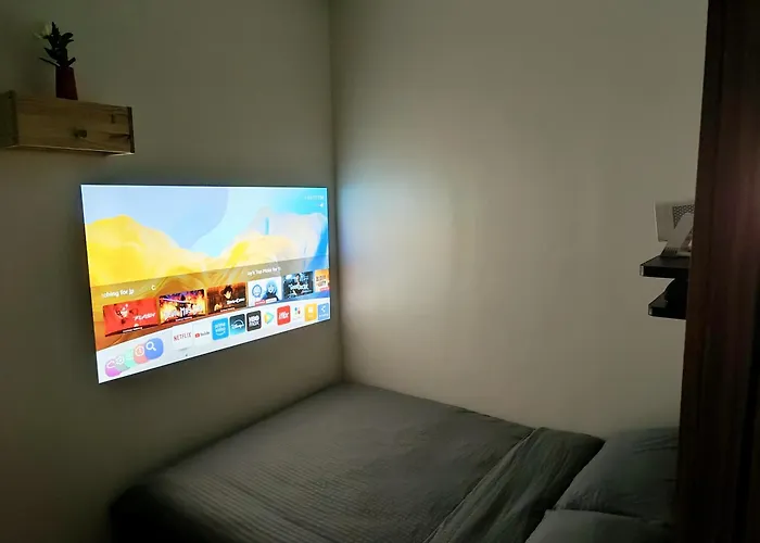 Staycation Near Sm Bicutan & Airport With 3 Pools, 50"tv, Smart Projector, Soundbar & Karaoke Apartamento Manila