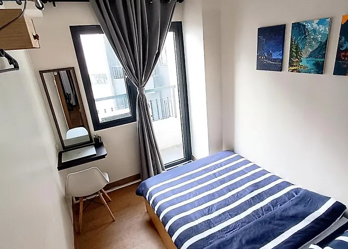 Staycation Near Sm Bicutan & Airport With 3 Pools, 50"tv, Smart Projector, Soundbar & Karaoke Apartamento Manila