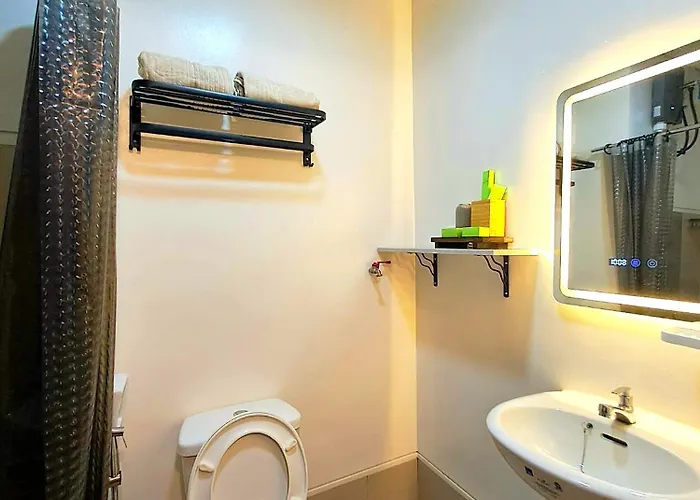 Staycation Near Sm Bicutan & Airport With 3 Pools, 50"tv, Smart Projector, Soundbar & Karaoke * Manila